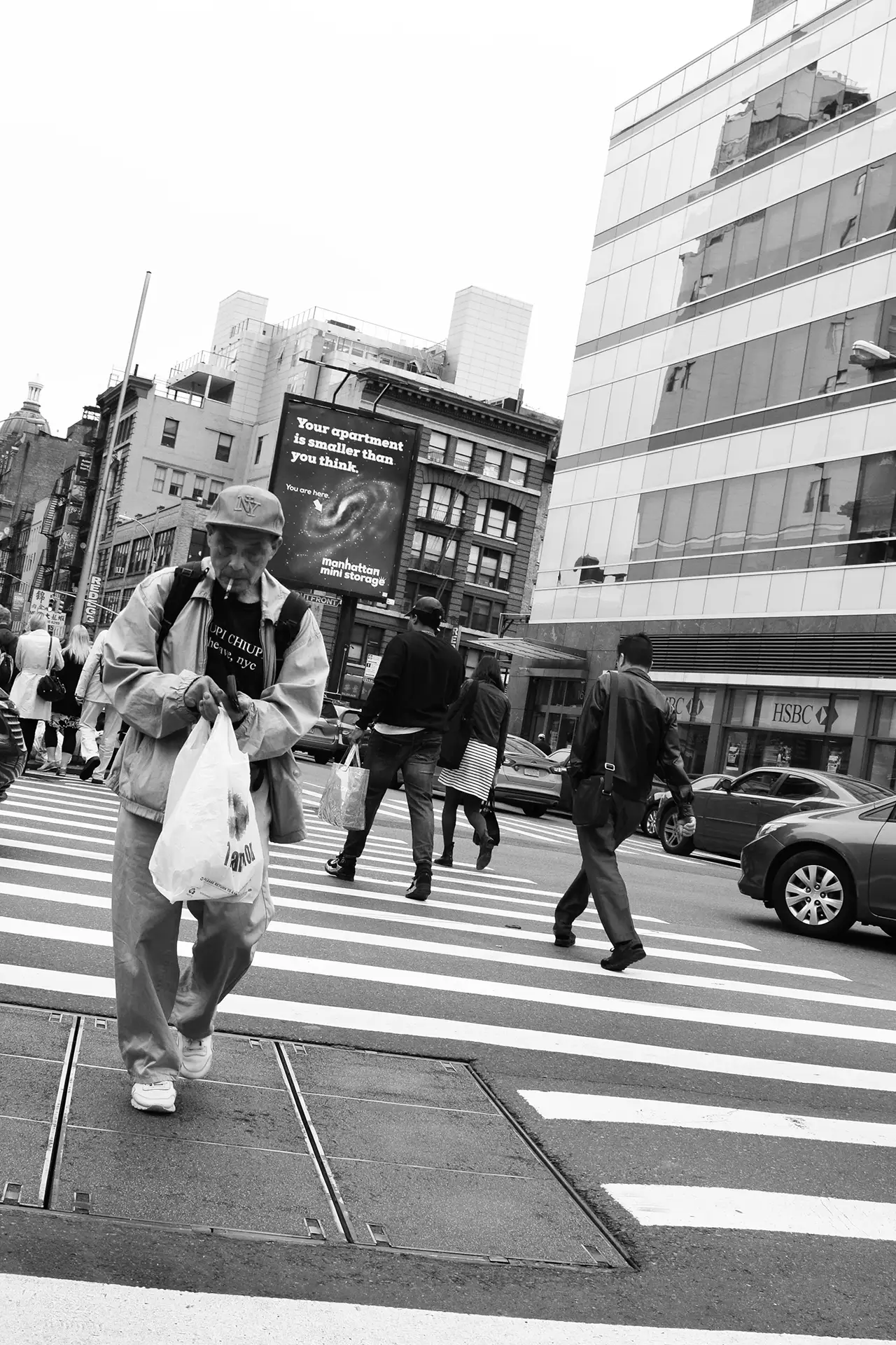 New York, pedestrians on the crossing